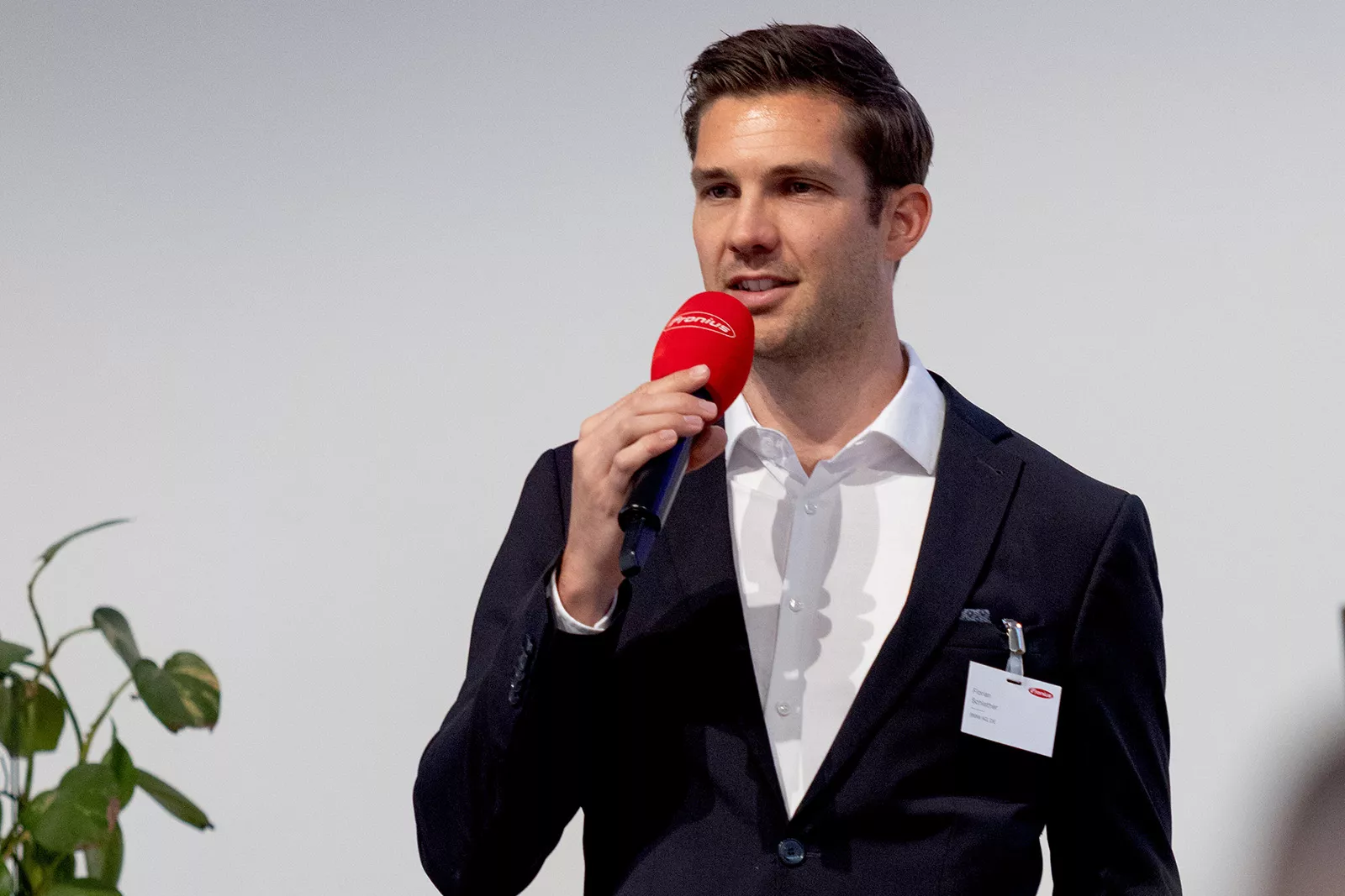Mann moderiert mit einem Mikrofon