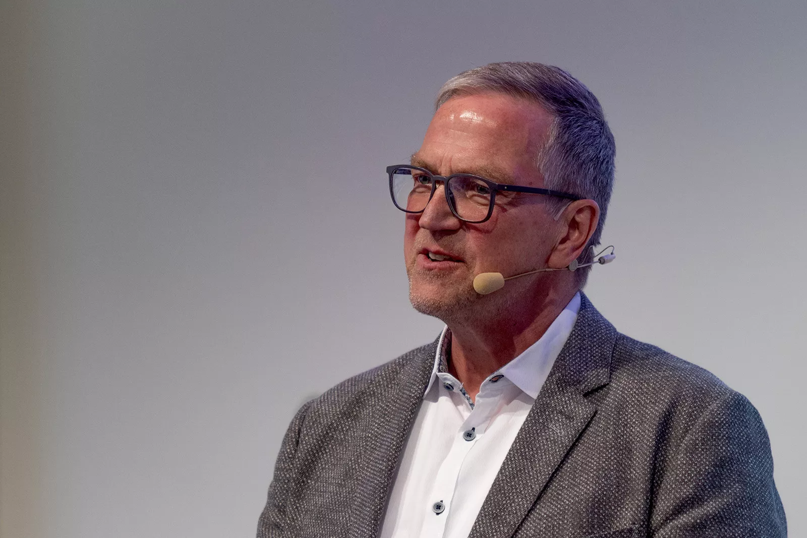 Mann moderiert mit einem Mikrofon